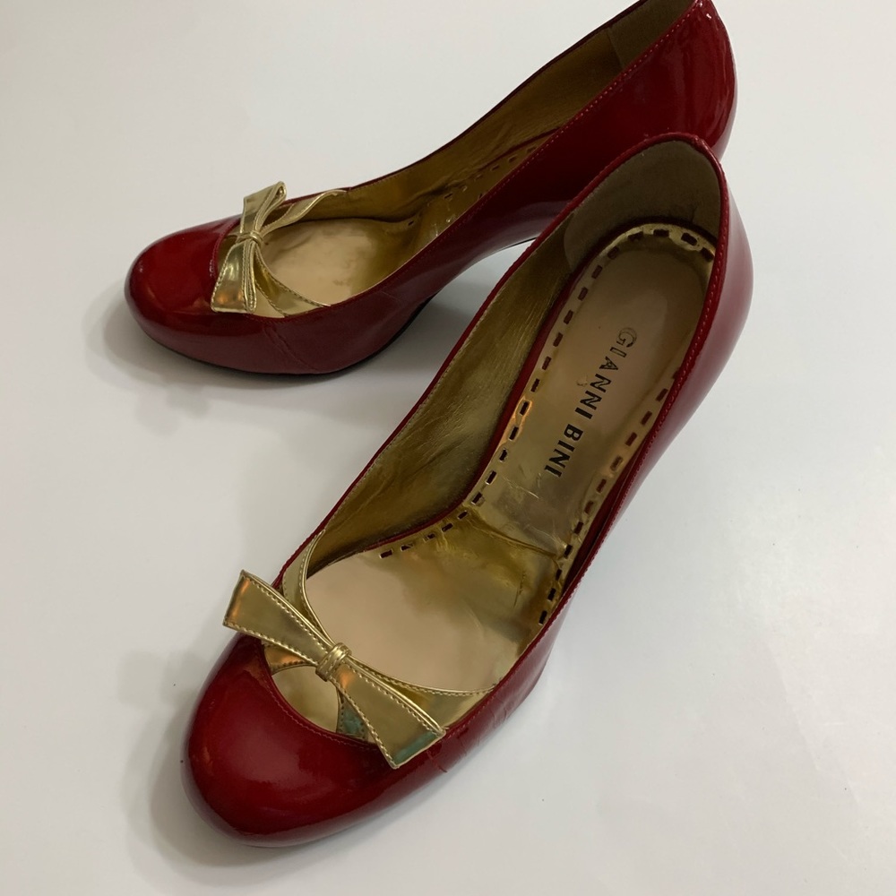 Gianne Bibi red patent leather shoe with gold bow Size 6